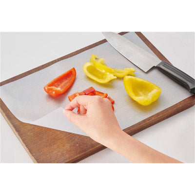 スライドで簡単カット！よごれを防ぐまな板シート