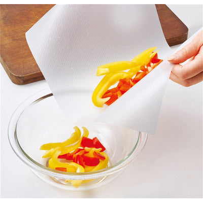 スライドで簡単カット！よごれを防ぐまな板シート